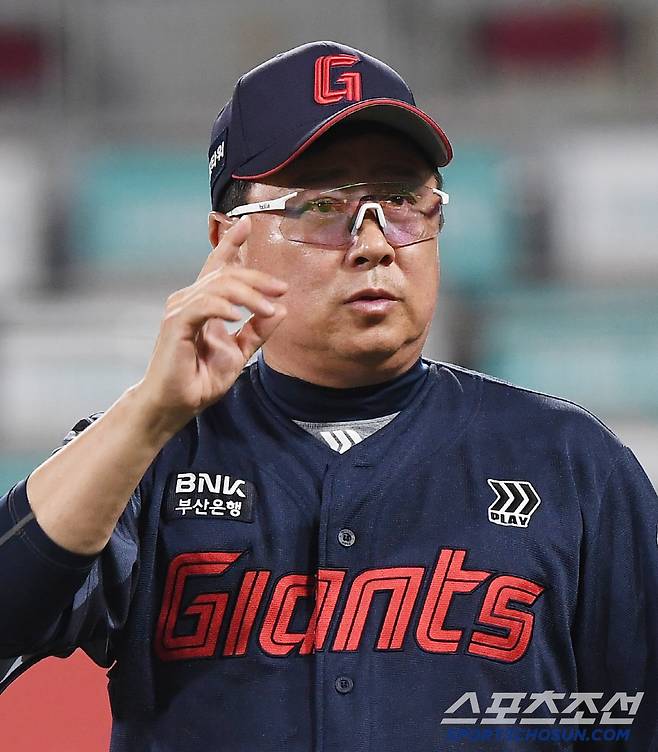 12일 수원 KT위즈파크에서 열린 롯데-KT전. 롯데가 10회 연장 승부끝에 12대7로 승리했다. 김태형 감독이 관중석을 향해 인사하고 있다. 수원=정재근 기자 cjg@sportschosun.com/2025.6.12/