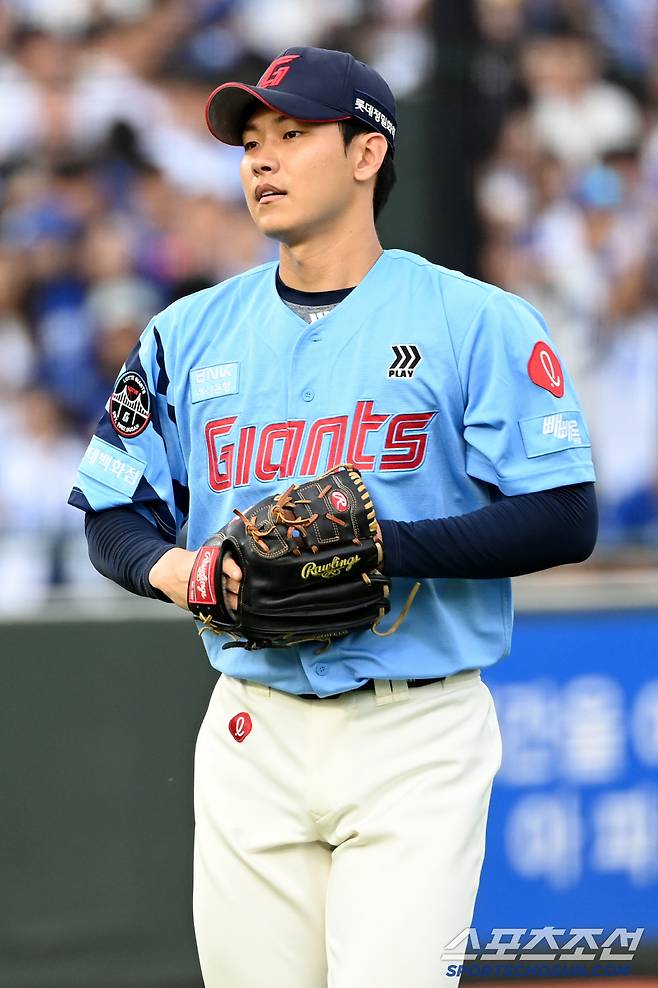 22일 부산 사직야구장에서 열린 삼성과 롯데의 경기, 4회초 등판한 롯데 홍민기가 이닝을 마친 후 더그아웃으로 향하고 있다. 부산=허상욱 기자wook@sportschosun.com/2025.06.22/