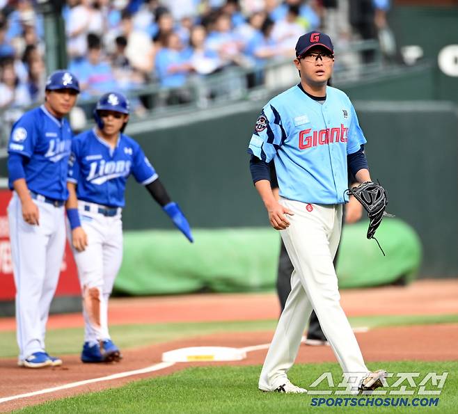 22일 부산 사직야구장에서 열린 삼성과 롯데의 경기, 1회초 롯데 박세웅이 2사 1,3루의 위기를 맞으며 아쉬워하고 있다. 부산=허상욱 기자wook@sportschosun.com/2025.06.22/
