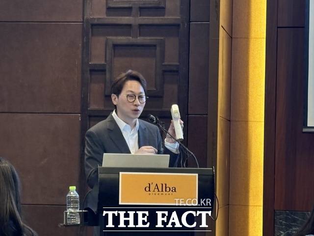 반 대표가 달바 뷰티 디바이스에 대해 설명하고 있다. /문화영 기자