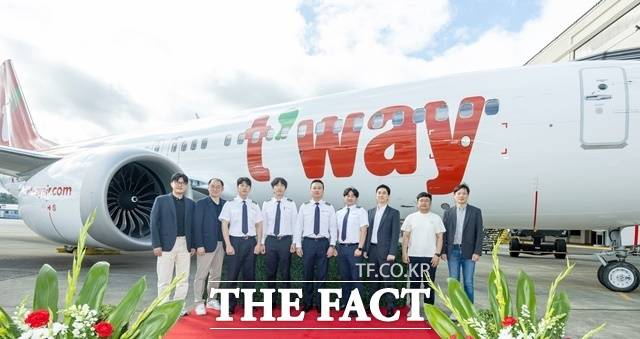 지난 18일(현지시각) 미국 시애틀에 위치한 보잉 딜리버리센터에서 티웨이항공 관계자들이 기념사진을 촬영하고 있다. /티웨이항공