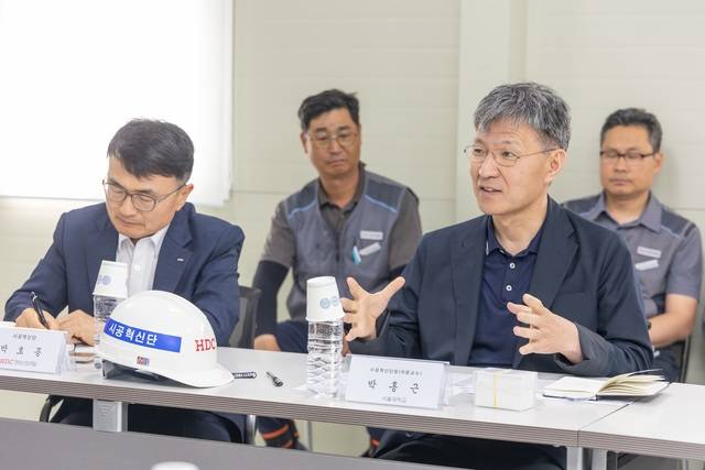 HDC현대산업개발은 지난 18일 서울원 아이파크 현장에서 시공혁신단 주관의 산학연 연합자문회의를 진행했다. /HDC현대산업개발