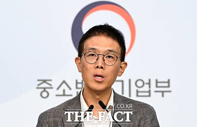 황영호 중소벤처기업부 소상공인경영안정지원단장이 24일 오전 서울 종로구 정부서울청사 별관에서 소상공인 경영부담 완화를 위한 3대 지원사업과 관련해 브리핑하고 있다. /임영무 기자