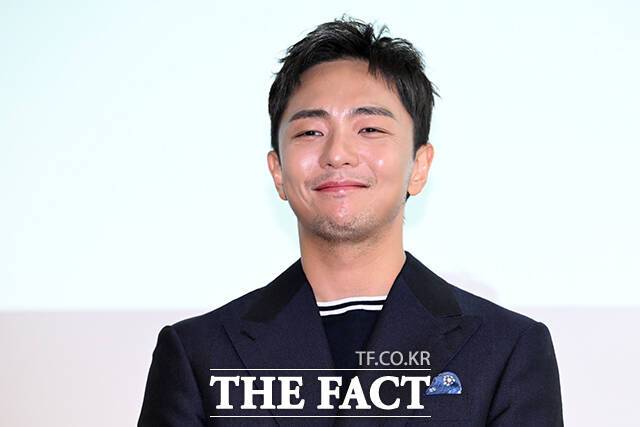 박천휴 작가가 24일 오후 서울 중구 커뮤니티하우스 마실에서 열린 뮤지컬 '어쩌면 해피엔딩' 제78회 토니상 6관왕 기념 기자 간담회에 참석해 포즈를 취하고 있다. /서예원 기자