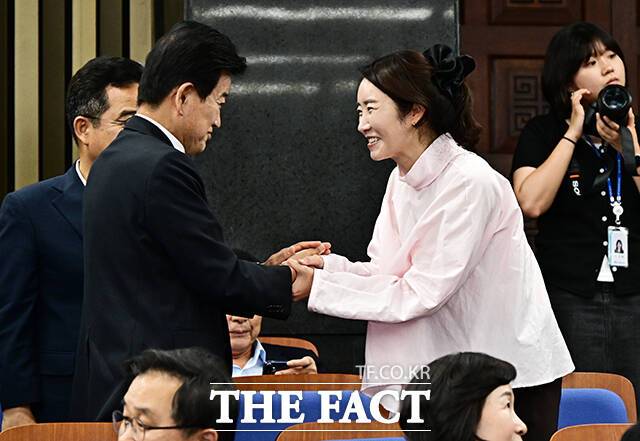 통일부 장관 후보자로 지명된 정동영 더불어민주당 의원과 여성가족부 장관 후보자로 지명된 강선우 의원.