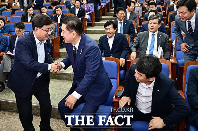 김병기 더불어민주당 원내대표와 인사하는 김성환 의원.