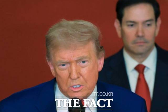 도널드 트럼프 미국 대통령이 21일(현지 시간) 백악관 이스트룸에서 미군의 이란 핵 시설 공습에 관해 발언하고 있다. /워싱턴=AP.뉴시스