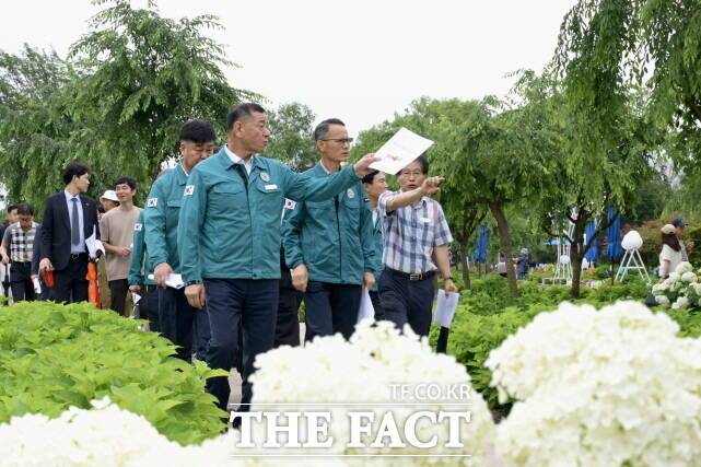 최원철 공주시장이 24일 유구읍 일원 공주 유구색동수국정원 꽃 축제현장에서 점검을 펼치고 있다. /공주시