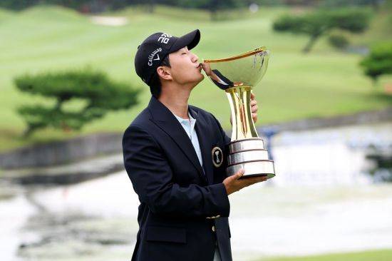 옥태훈이 KPGA 선수권 우승 직후 트로피에 입맞춤을 하고 있다. 사진제공=KPGA