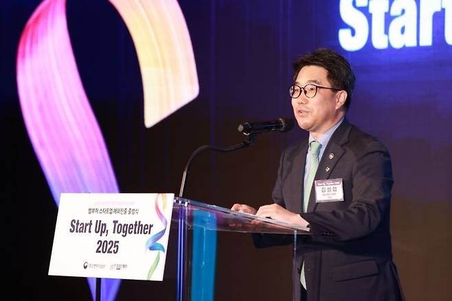 김성섭 중소벤처기업부 차관이 24일 서울 종로구 포시즌스호텔에서 열린 '범부처 스타트업 해외진출 출범식'에서 개회사를 하고 있다. 중기부