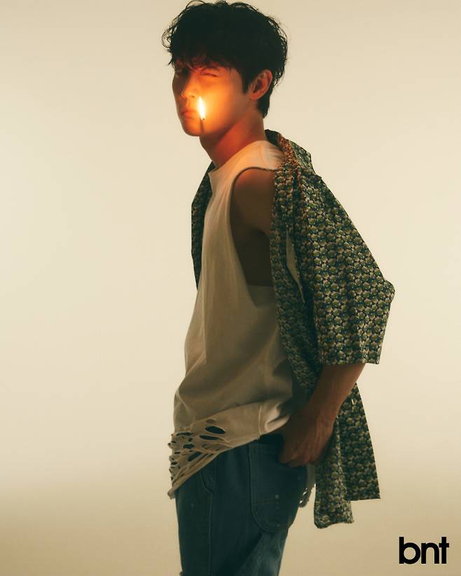 셔츠는 베빌아쿠아, 티셔츠 bf.borfend, 슈즈는 YLATI 제품