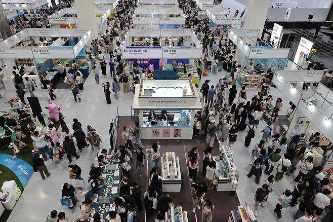 <YONHAP PHOTO-5025> 인산인해 서울국제도서전 (서울=연합뉴스) 류효림 기자 = 18일 서울 강남구 삼성동 코엑스에서 열린 2025 서울국제도서전에서 독자들이 전시장을 둘러보며 책을 고르고 있다. 2025.6.18 ryousanta@yna.co.kr/2025-06-18 14:02:39/<저작권자 ⓒ 1980-2025 ㈜연합뉴스. 무단 전재 재배포 금지, AI 학습 및 활용 금지>