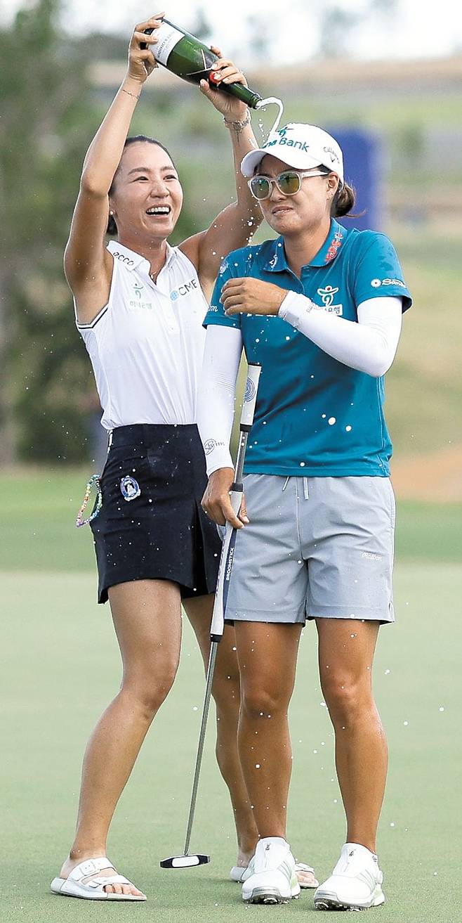 절친도 "축하해" - 23일 KPMG 여자 PGA 챔피언십에서 우승한 이민지(오른쪽)가 리디아 고에게 샴페인 축하를 받고 있다. /AFP 연합뉴스