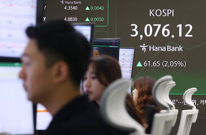 코스피가 이스라엘과 이란의 완전한 휴전 합의 소식에 힘입어 3060대에서 강세 출발한 24일 서울 중구 하나은행 딜링룸 현황판에 코스피 지수 등이 표시되고 있다. /연합뉴스