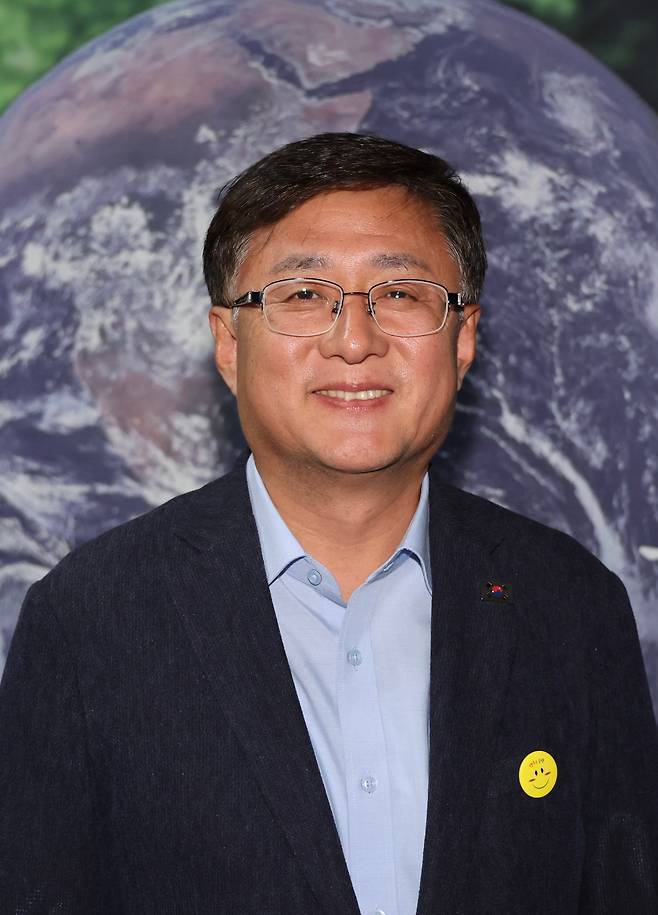 이재명 대통령이 환경부 장관 후보자에 김성환 더불어민주당 의원을 지명했다. 김 의원이 23일 오후 서울 여의도 국회에서 취재진에게 미소를 지어 보이고 있다. /뉴시스