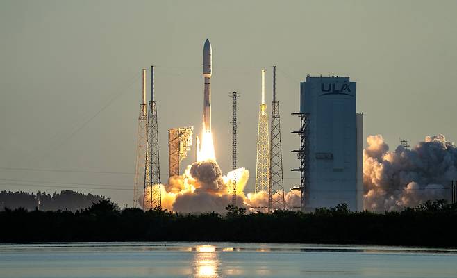 ULA의 로켓에 실려 발사되는 아마존의 인터넷 위성./UPI 연합뉴스