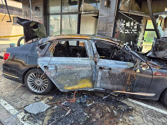 지난 23일 오전 9시 30분쯤 충남 당진시 석문면 한 미용실 건물에 차량이 돌진했다. /뉴스1