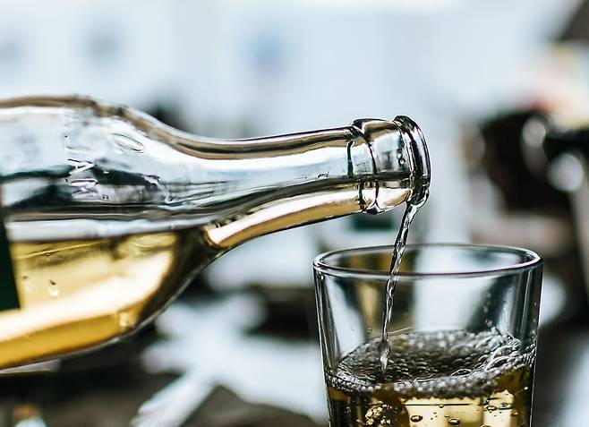 음료가 담긴 유리병 이미지 자료. /픽사베이