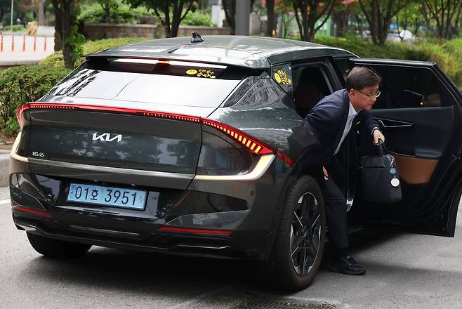 김성환 환경부 장관 후보자가 24일 서울 여의도 이룸센터에 마련된 후보자 사무실로 출근하기 위해 전기차에서 내리고 있다./뉴시스