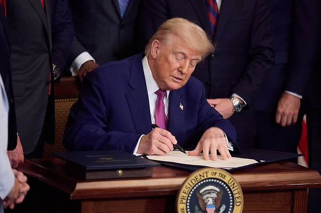 도널드 트럼프 미국 대통령이 지난 6월 12일(현지시각) 미 워싱턴 DC 백악관에서 서명하고 있다. / EPA 연합뉴스