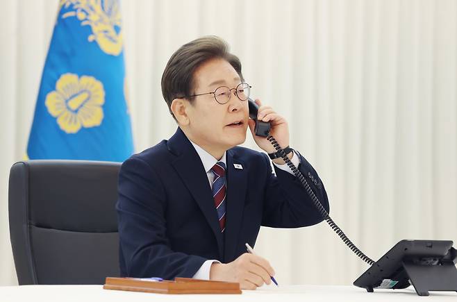 이재명 대통령이 지난 6일 서울 한남동 관저에서 도널드 트럼프 미국 대통령과 전화 통화를 하고 있다. /연합뉴스