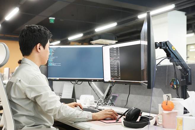 KAIST 연구원이 AI 작업을 위해 데이터 분석을 진행하고 있다./KAIST