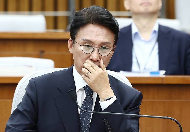 김민석 국무총리 후보자가 24일 서울 여의도 국회에서 열린 인사청문회에서 굳은 표정으로 질의를 듣고 있다./뉴스1