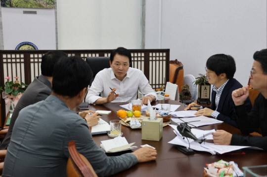 성일종 국회의원이 대산석유화학단지 '산업위기 선제대응지역' 지정을 위해 대산지역 주요 기업 실무자들과 면담하고 있다. 페이스북 캡처