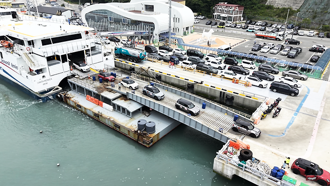 제주항에 도착해 하선하는 미니 차량들ⓒ미니코리아