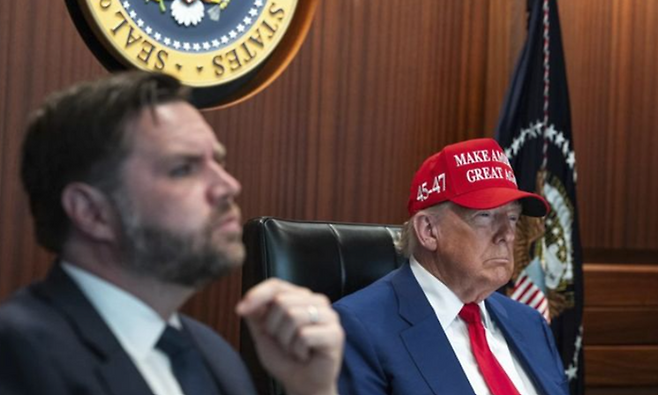 도널드 트럼프 미국 대통령이 지난 21일 워싱턴DC 백악관에서 미군이 이란 핵 시설을 타격하는 장면을 지켜보고 있다. ⓒAP/뉴시스