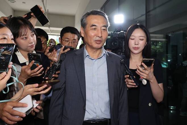 김건희 여사 관련 의혹을 수사하는 민중기 특별검사가 24일 서울 서초구 서초동에 마련된 임시 사무실로 출근하며 취재진 질문에 답하고 있다. ⓒ연합뉴스