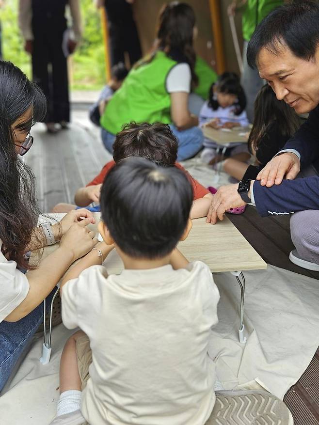 임태희 교육감이 김포교육지원청의 특색사업인 '생태환경교육' 현장에서 아이들의 모습을 보고 바라보고 있다. ⓒ경기도교육청 제공