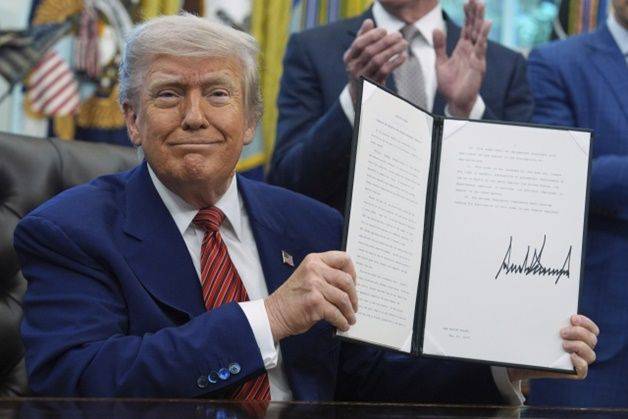 도널드 트럼프 미국 대통령이 지난달 23일 미 워싱턴DC 백악관에서 원자력발전소 건설을 지원하는 행정명령에 서명한 뒤 문서를 들어보이고 있다. ⓒ AP/연합뉴스