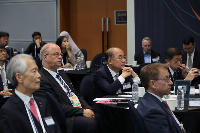 부산대 최재원 총장(가운데)이 APEC 대학리더스포럼 행사에서 세션별 주제 발표 등을 유심히 듣고 있다. 부산대 제공