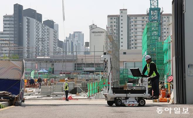 지난달 서울의 한 굴착공사장 앞에서 서울시 관계자가 지표투과레이더(GPR)탐사장비로 공동(땅 속 빈 공간)을 찾고 있다. 홍진환 기자 jean@donga.com