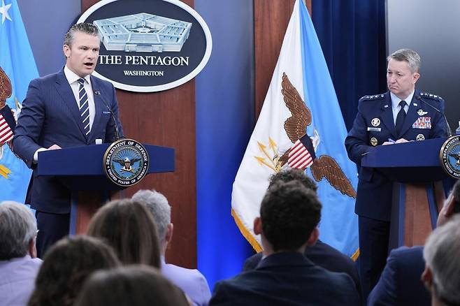 22일 미국 워싱턴 국방부 청사(펜타곤)에서 피트 헤그세스 국방장관(왼쪽)과 댄 케인 합참의장이 기자회견을 열고 있다. 이날 헤그세스 장관은 도널드 트럼프 미 대통령에 대한 찬사와 공격 성과에 대한 과시에 집중한 반면에 케인 의장은 신중한 태도로 공습 작전의 보안성을 강조했다. 워싱턴=AP 뉴시스