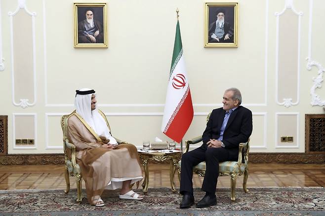무함마드 빈 압둘라흐만 알사니 카타르 총리겸 외무장관(왼쪽)과 마수드 페제시키안 이란 대통령(오른쪽) 2024.8.26 [AP/뉴시스]