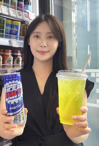 GS25 매장에서 모델이 '얼박스'를 소개하고 있다. GS25 제공