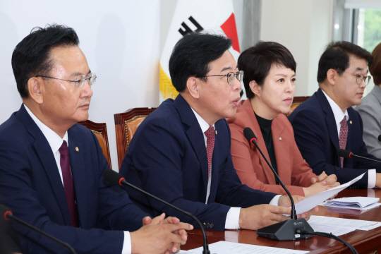 송언석(왼쪽 두번째) 국민의힘 원내대표가 24일 서울 여의도 국회에서 열린 원내대책회의에서 발언하고 있다. [연합뉴스]