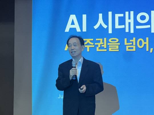 박대연 티맥스ANC 회장이 24일 경기도 판교 스타트업캠퍼스 컨퍼런스홀에서 열린 '가이아 시연 투자 설명회 및 기자 간담회'에서 발언하고 있다. 유진아 기자