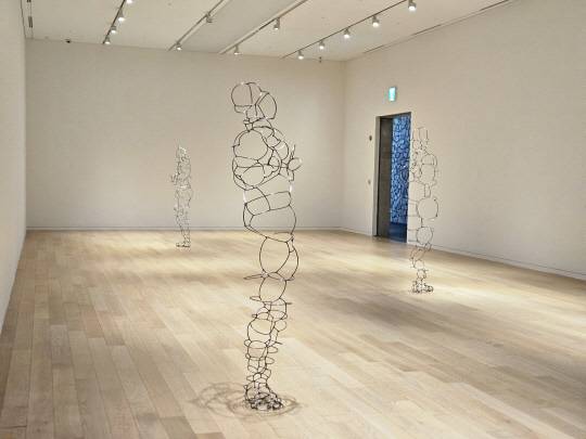 뮤징지엄 산에 전시된 안토니 곰리의 '리미널 필드' 연작. 김나인 기자