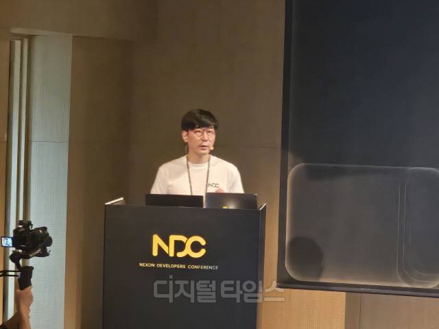 염의주 엑소게임즈 대표는 24일 넥슨 판교 사옥에서 열린 'NDC 2025'에서 'AI가 바꿀 게임의 미래'를 주제로 키노트를 진행하고 있다. 김영욱 기자