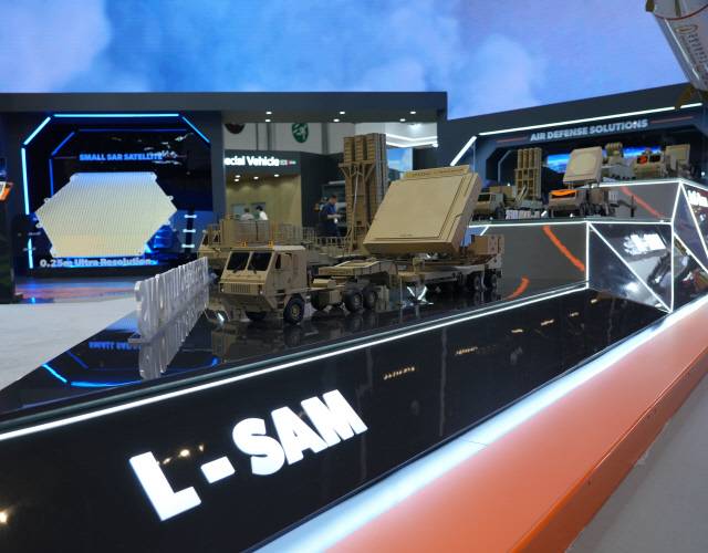 한화시스템이 지난 2월 UAE 아부다비에서 열린 IDEX 2025에 전시한 장거리 지대공 유도무기체계 L-SAM 다기능레이다의 모습. 한화시스템 제공