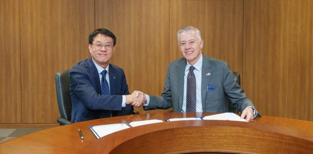 한화시스템이 최근 미국 대표 방산기업인 노스롭그루먼과 '통합 대공방어체계 기술협력 MOU'를 체결했다. 사진은 박성균(왼쪽) 한화시스템 DE사업단장, 켄 토도로프 노스롭그루먼 지휘통제 및 무기 통합 부문 부사장. 한화시스템 제공