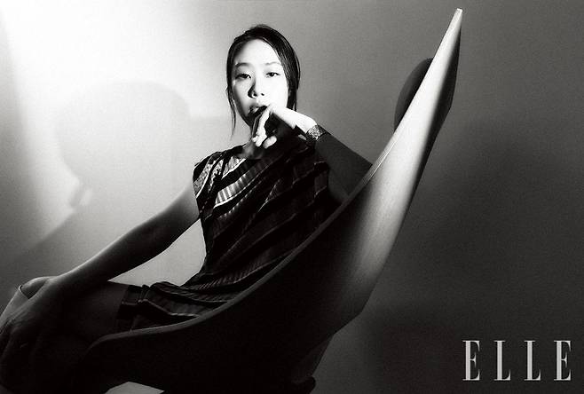 도나 하이 부츠, LV 볼트 링, 실크 슬리브리스 드레스와 LV 볼트 브레이슬릿은 모두 Louis Vuitton.