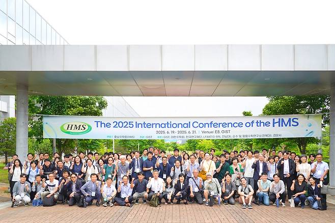 광주과학기술원은 19~21일 3일간 자연과학동과 오룡관 등 GIST 캠퍼스 일대에서 '2025 호남수학회 국제학술대회'를 성황리에 개최했다.