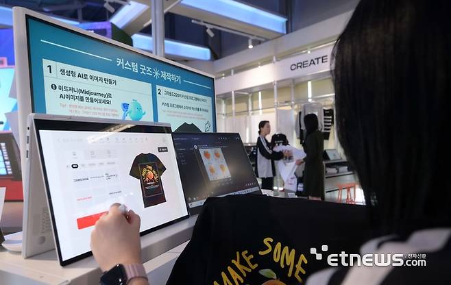 생성형 AI 활용 범위가 넓어지면서 개인의 취향과 개성을 꾸밀 수 있는 맞춤형 콘텐츠에도 적극 활용되고 있다. 주말 서울 영등포구 그라운드220에서 시민이 생성형AI 이미지 제작 프로그램 미드저니와 그라운드220 커스텀 디자인 프로그램으로 자신만의 개성이 담긴 맞춤형 티셔츠를 제작하고 있다. 김민수기자 mskim@etnews.com