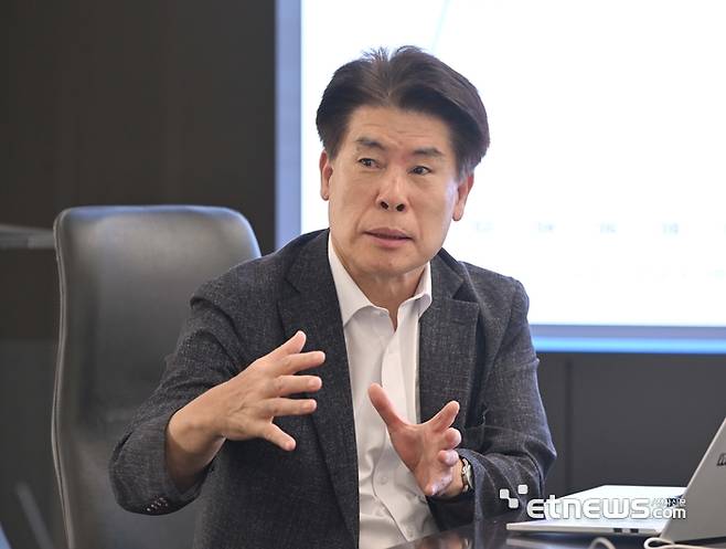 싱귤래리티 금융 소사이어티 3차 회의가 23일 서울 중구 을지타워에서 열렸다. 윤종원 KDI 초빙연구위원이 발제하고 있다.  박지호기자 jihopress@etnews.com