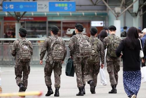 휴가 중인 군 장병들 모습. 기사 내용과 직접적인 관련 없음. [사진 출처 = 연합뉴스] [단독] 전쟁기념관 찾는 장병에 휴가 더 준다