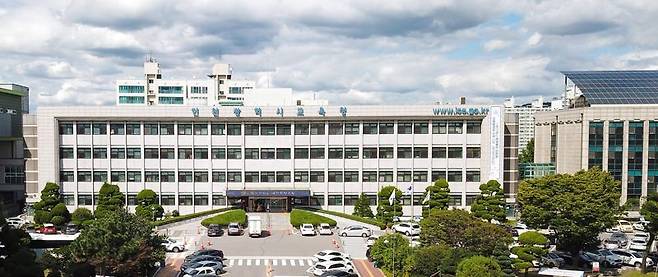 인천시교육청은 지난 21일 실시한 2025년도 지방공무원 9급 임용시험에 총 1214명이 지원하고 927명이 응시해 평균 응시율 76.4%를 나타냈다. 인천시교육청 제공.